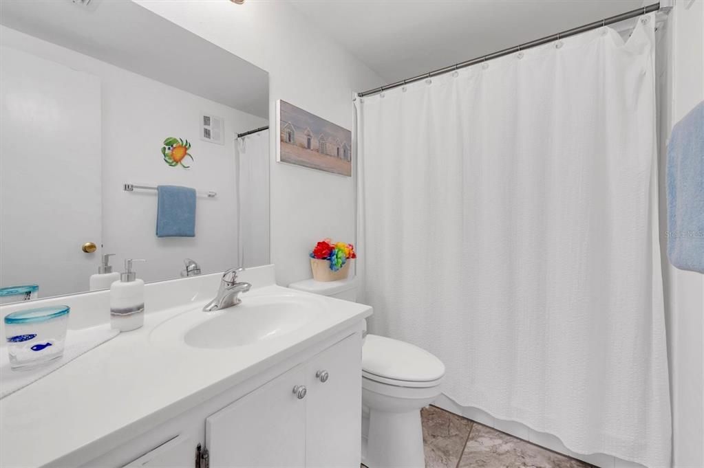Active With Contract: $125,000 (1 beds, 1 baths, 880 Square Feet)