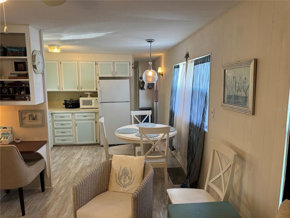 For Sale: $159,900 (2 beds, 1 baths, 696 Square Feet)