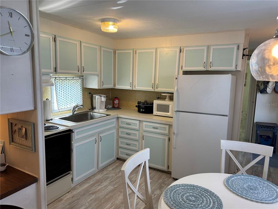 For Sale: $159,900 (2 beds, 1 baths, 696 Square Feet)