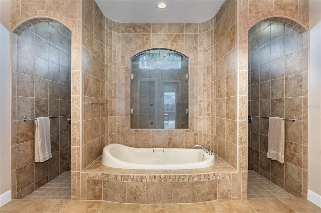 最近售出: $1,500,000 (5 贝兹, 3 浴室, 4465 平方英尺)