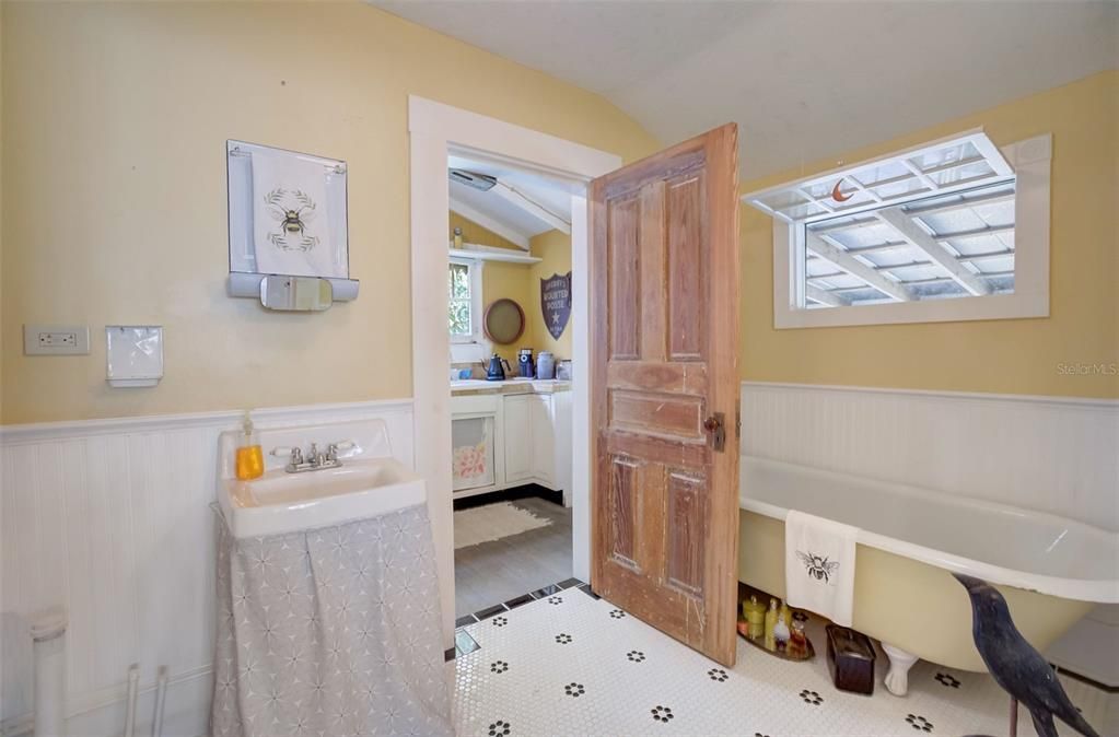 待售: $650,000 (4 贝兹, 2 浴室, 1648 平方英尺)