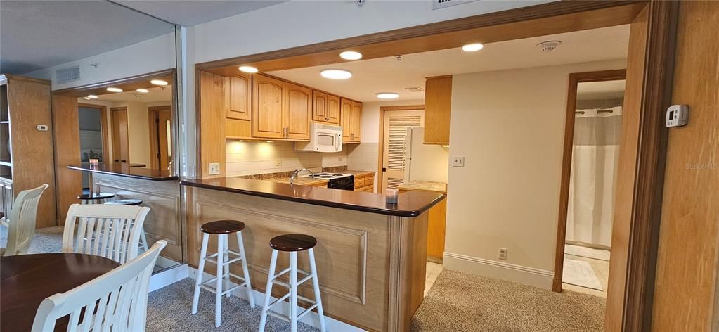 For Rent: $1,900 (1 beds, 1 baths, 825 Square Feet)