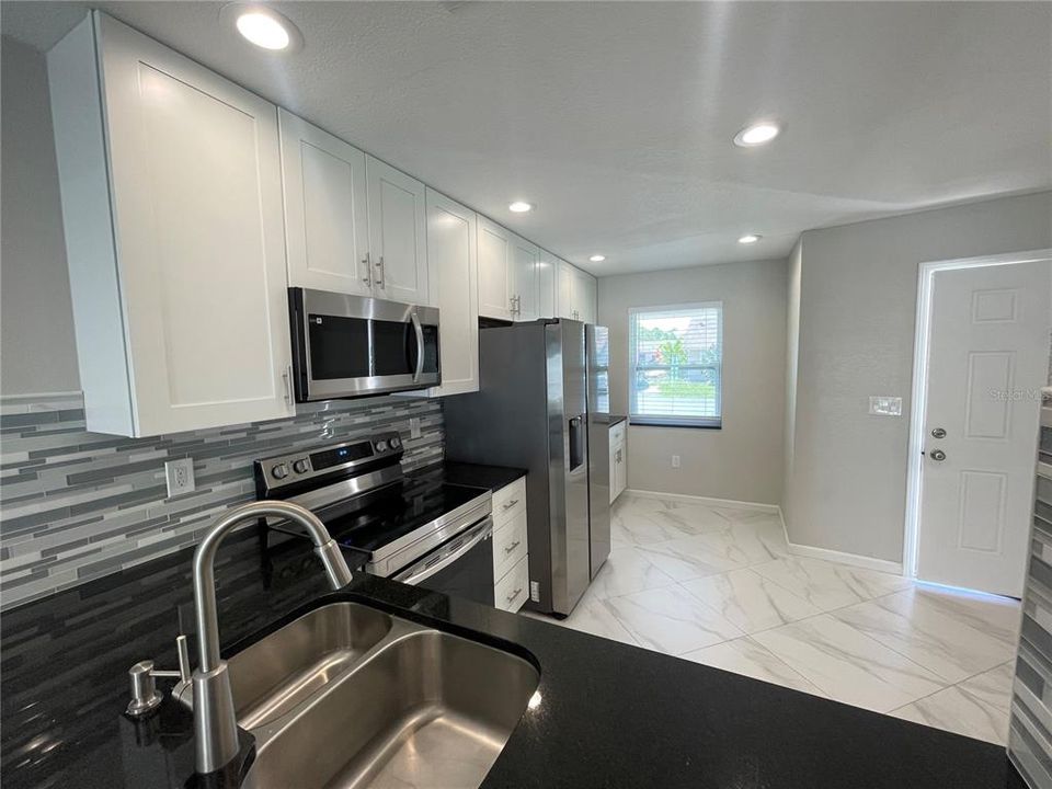 Active With Contract: $1,950 (2 beds, 2 baths, 1000 Square Feet)