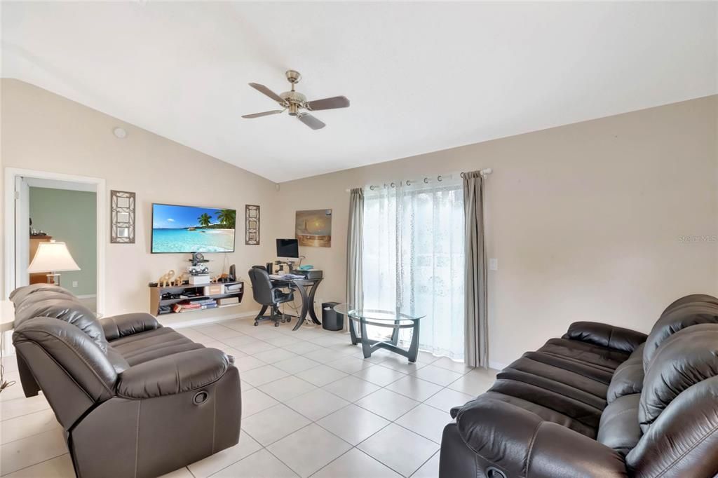 Recently Sold: $265,000 (3 beds, 2 baths, 1041 Square Feet)