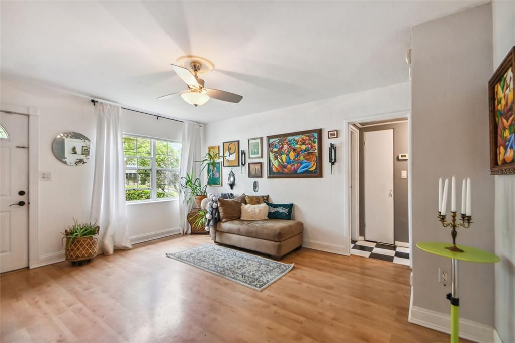 Active With Contract: $375,000 (3 beds, 1 baths, 1038 Square Feet)