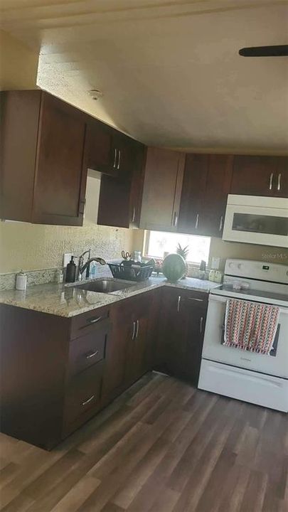 Active With Contract: $174,000 (2 beds, 1 baths, 784 Square Feet)