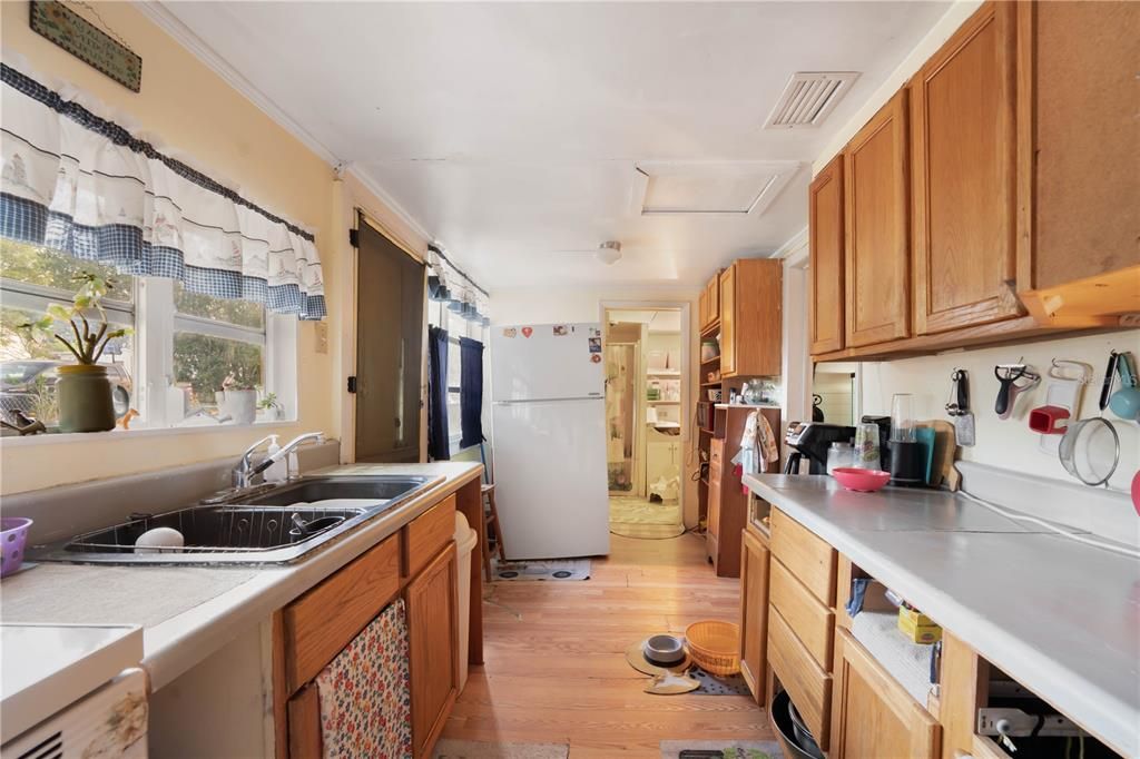 Active With Contract: $125,000 (2 beds, 1 baths, 726 Square Feet)