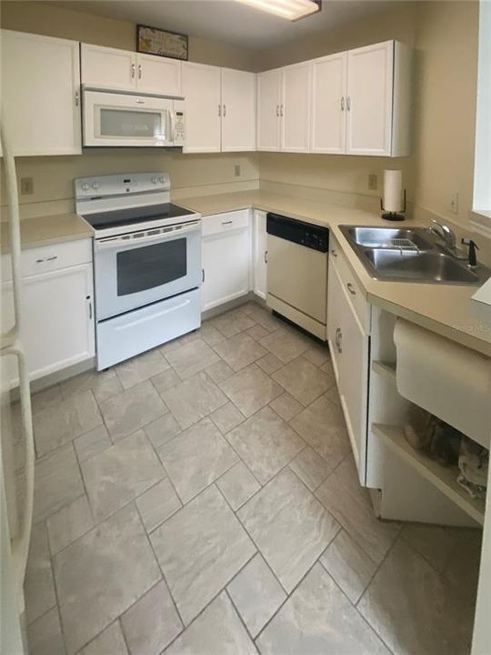 For Rent: $3,000 (2 beds, 2 baths, 865 Square Feet)