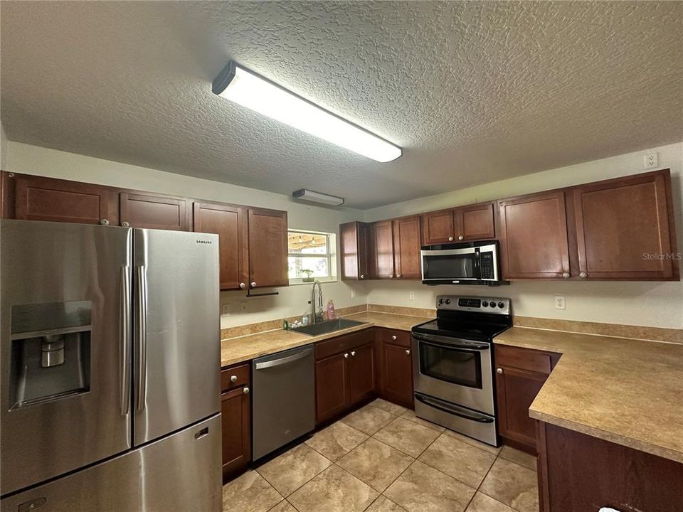 For Sale: $335,000 (3 beds, 2 baths, 1900 Square Feet)