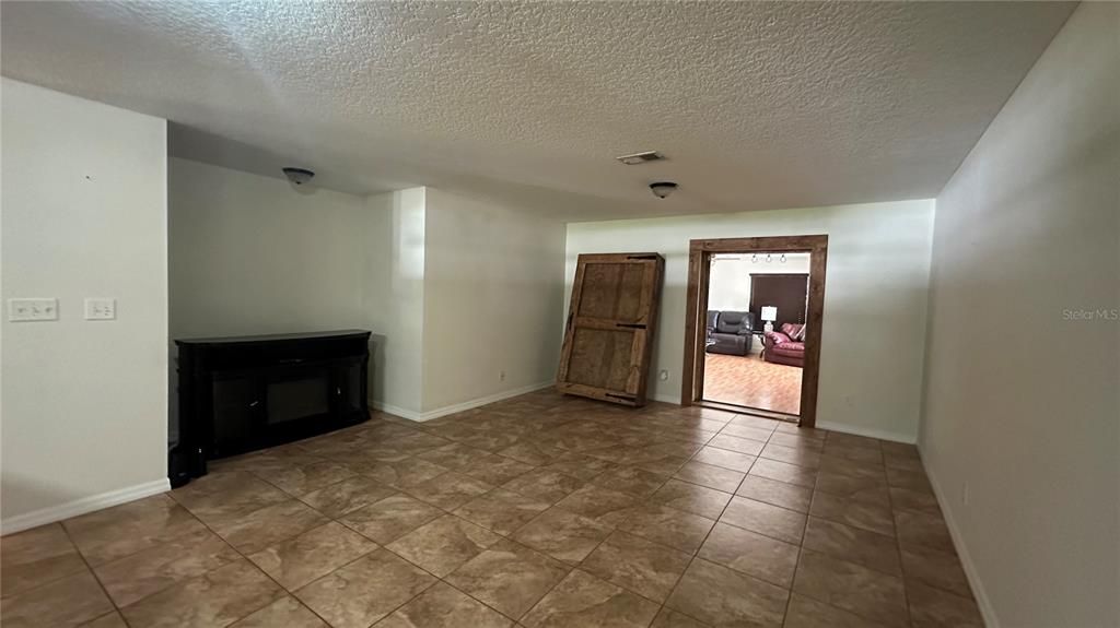 For Sale: $335,000 (3 beds, 2 baths, 1900 Square Feet)