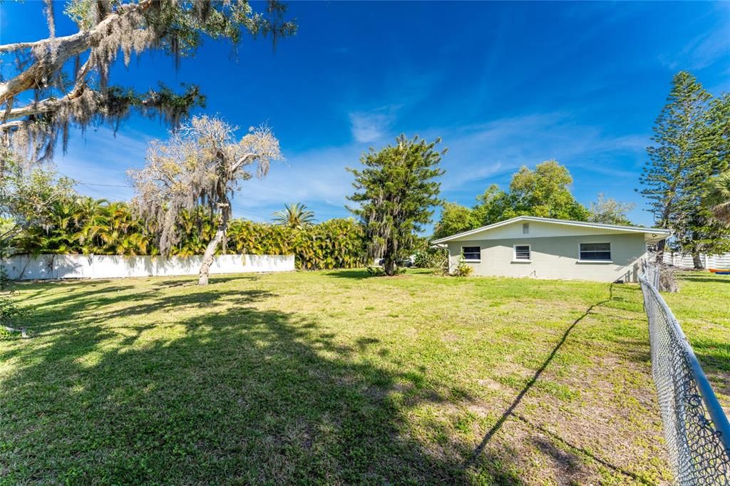 Active With Contract: $885,000 (3 beds, 2 baths, 1514 Square Feet)