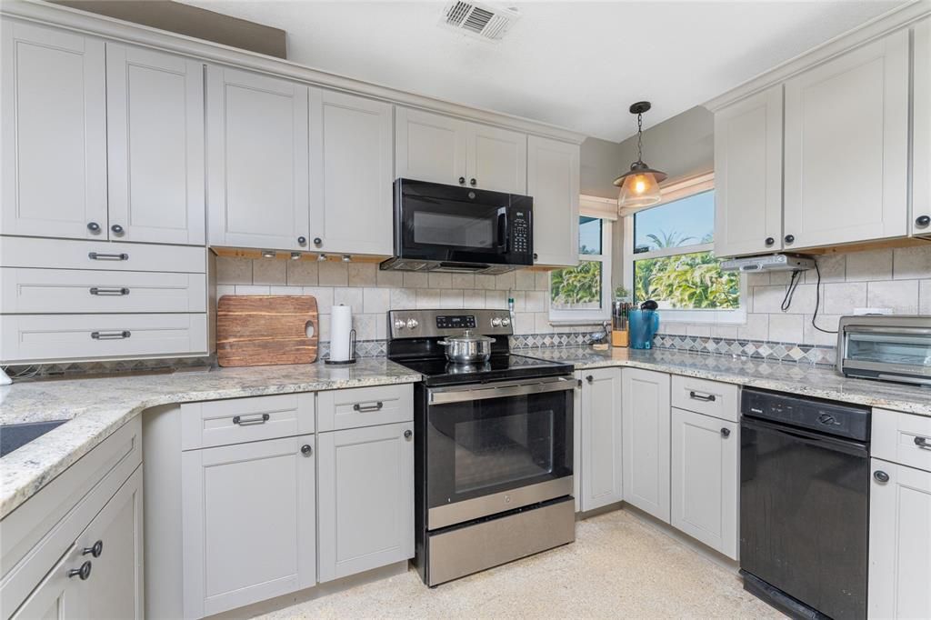 Active With Contract: $885,000 (3 beds, 2 baths, 1514 Square Feet)