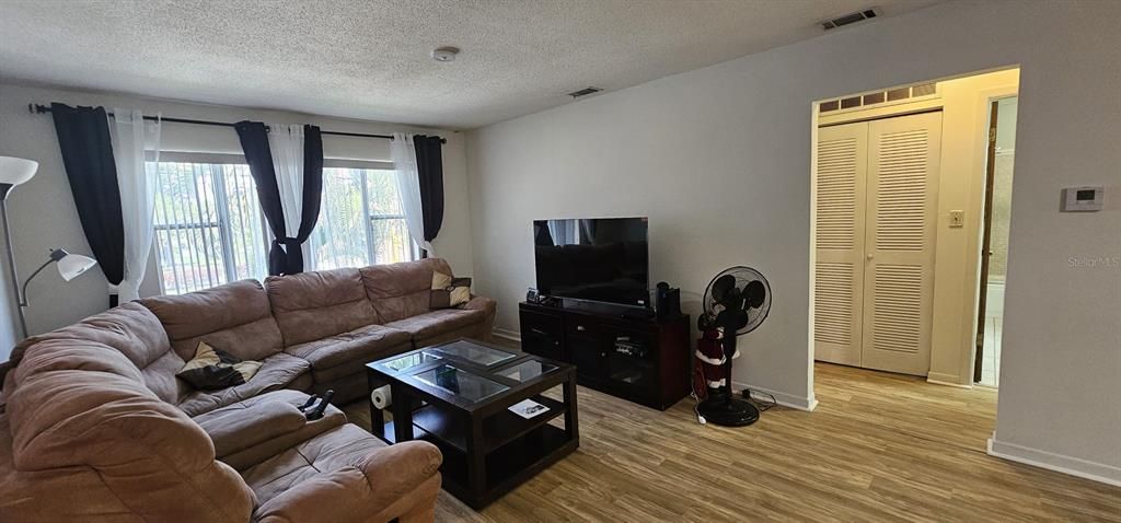 For Rent: $1,250 (1 beds, 1 baths, 765 Square Feet)