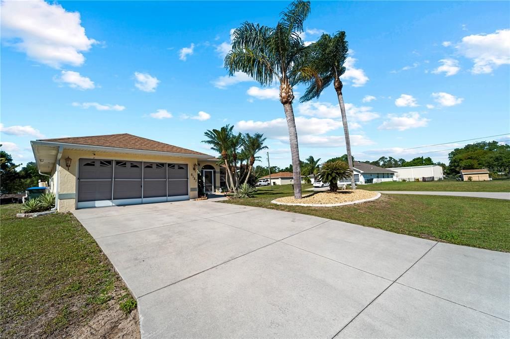 Active With Contract: $435,900 (3 beds, 2 baths, 1297 Square Feet)