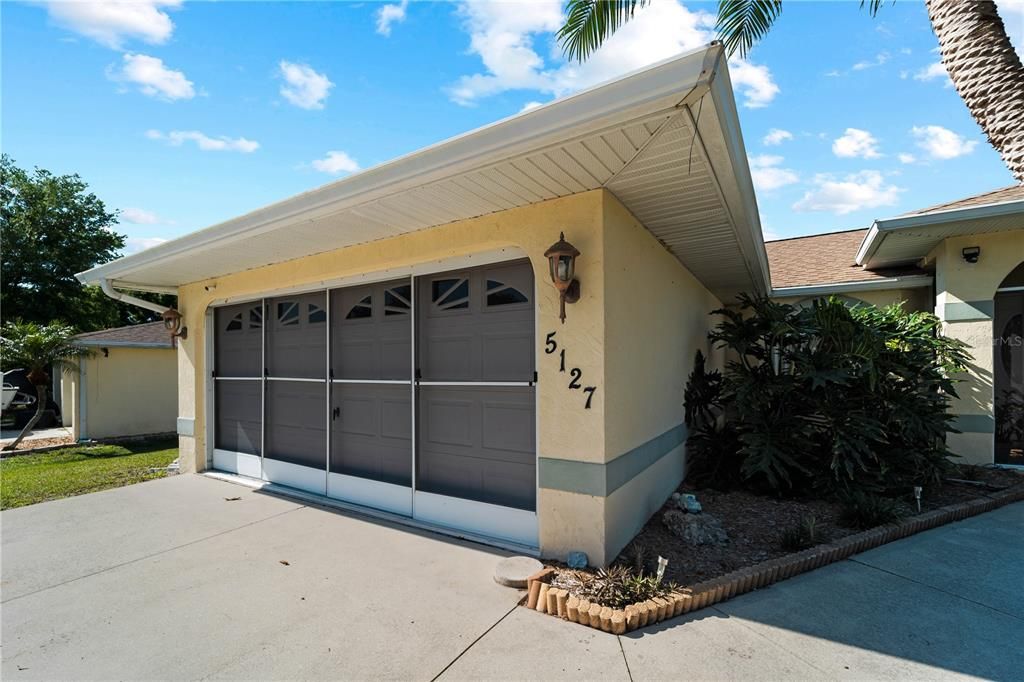 Active With Contract: $435,900 (3 beds, 2 baths, 1297 Square Feet)