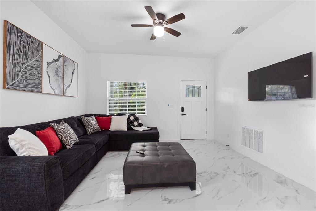 Active With Contract: $319,900 (3 beds, 2 baths, 1389 Square Feet)