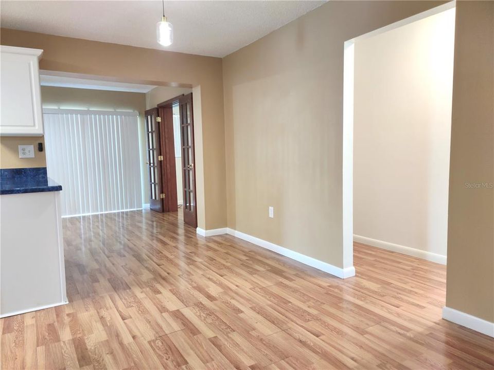 For Sale: $299,900 (2 beds, 2 baths, 1113 Square Feet)