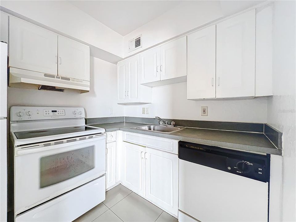 For Rent: $1,700 (2 beds, 2 baths, 700 Square Feet)