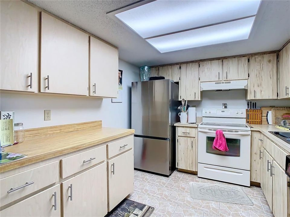 For Sale: $239,000 (2 beds, 2 baths, 1060 Square Feet)