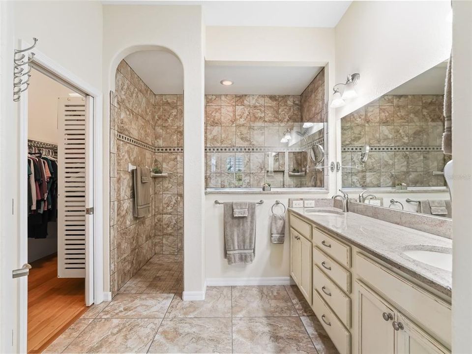 En suite w/Tiled walk in shower & double sinks