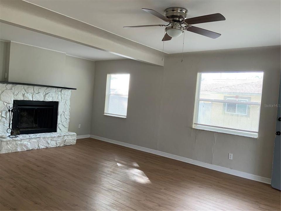 Active With Contract: $2,500 (3 beds, 2 baths, 1372 Square Feet)