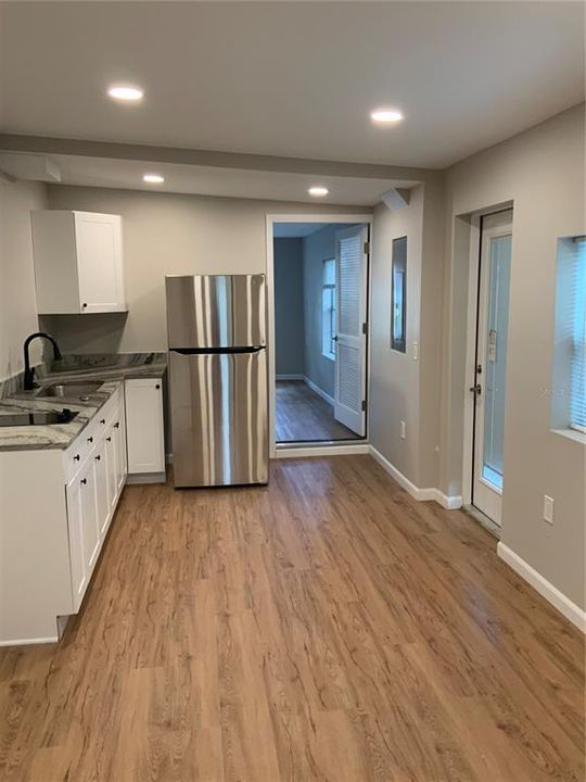 Active With Contract: $1,500 (1 beds, 1 baths, 380 Square Feet)