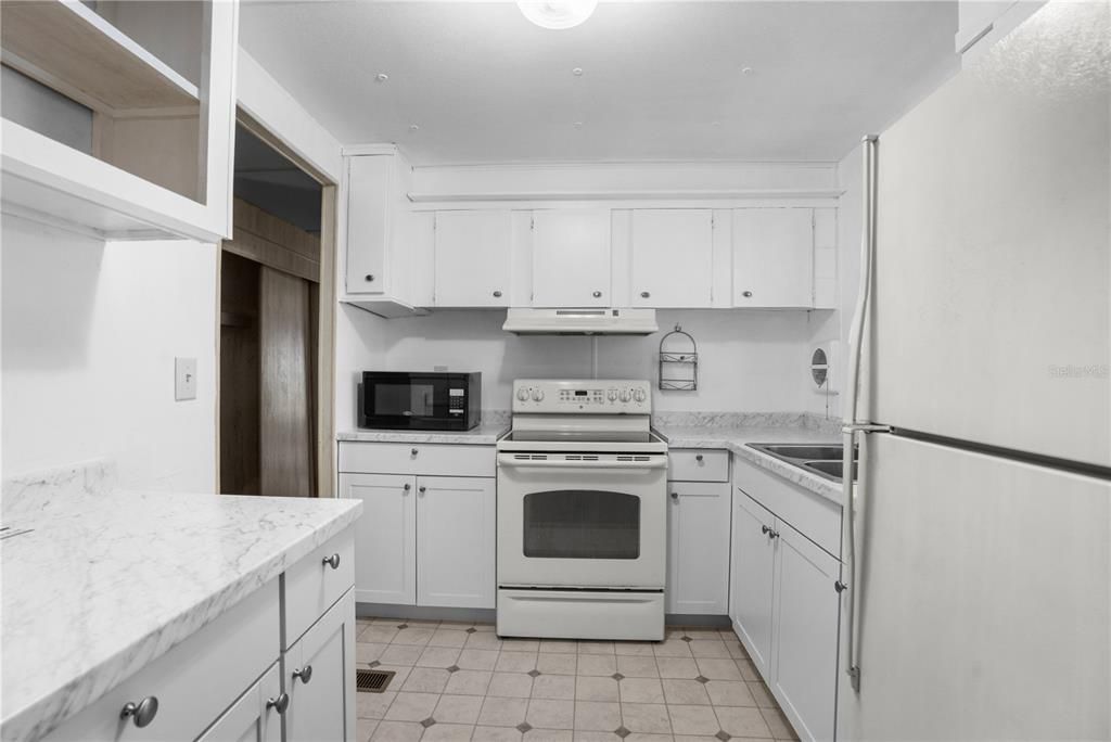 For Sale: $139,900 (2 beds, 2 baths, 828 Square Feet)