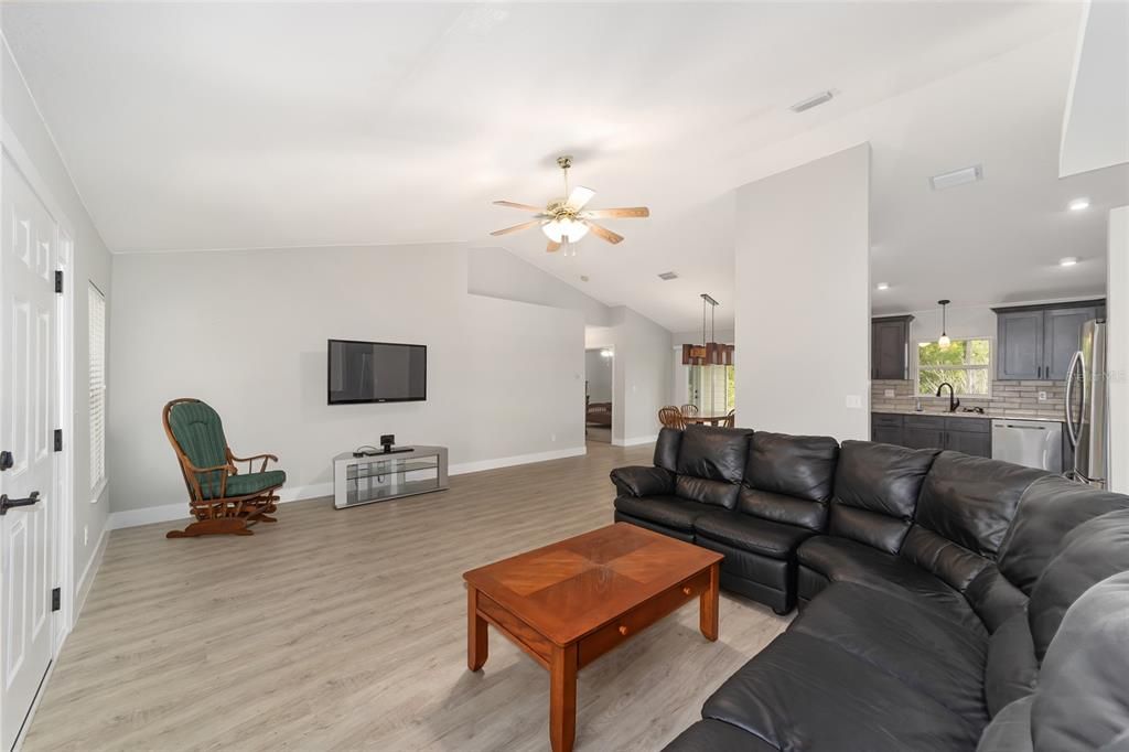 Recently Sold: $315,000 (3 beds, 2 baths, 1617 Square Feet)