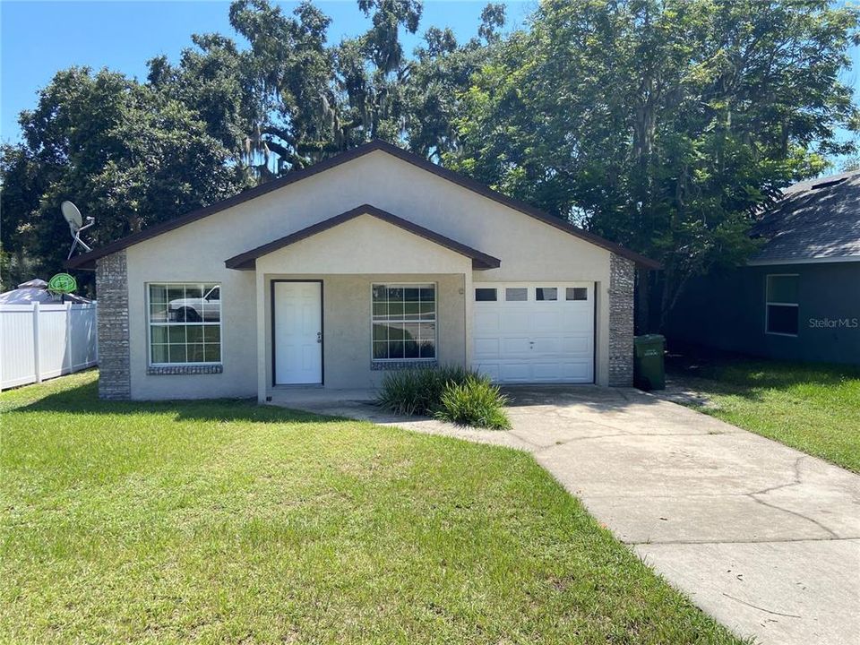 Active With Contract: $244,900 (3 beds, 2 baths, 1061 Square Feet)