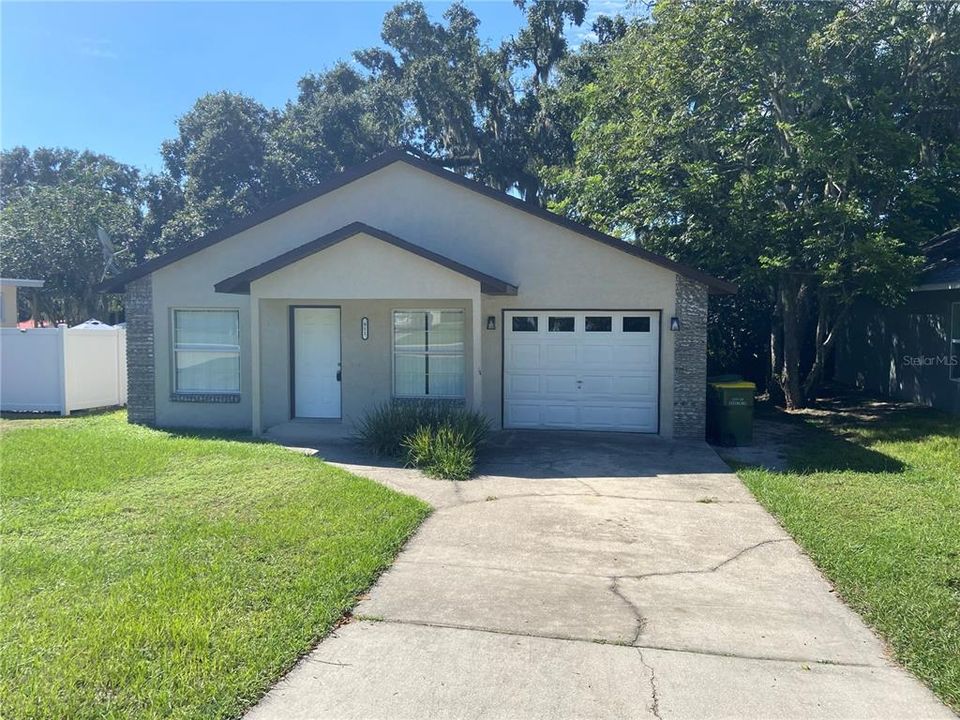 Active With Contract: $244,900 (3 beds, 2 baths, 1061 Square Feet)