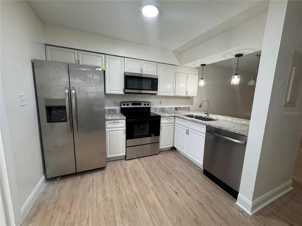 For Sale: $149,999 (2 beds, 1 baths, 872 Square Feet)