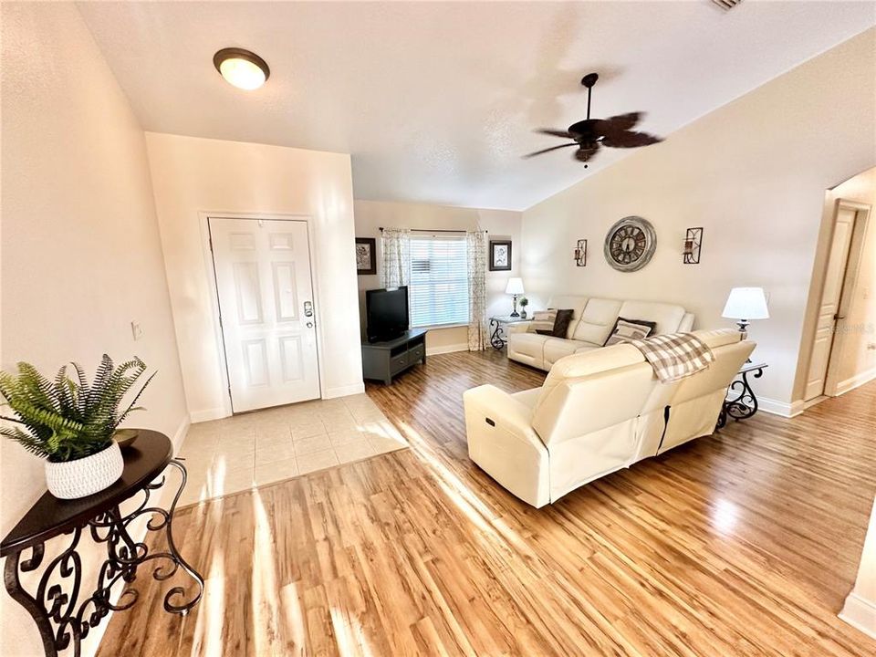 Active With Contract: $319,900 (3 beds, 2 baths, 1311 Square Feet)