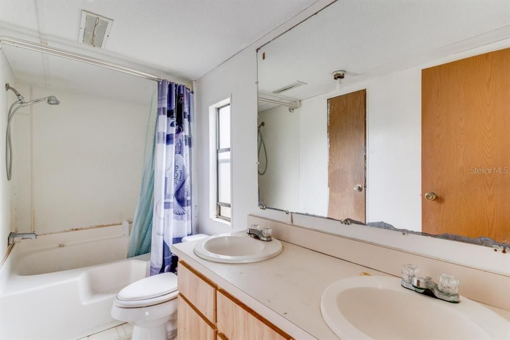 最近售出: $79,500 (4 贝兹, 2 浴室, 1404 平方英尺)