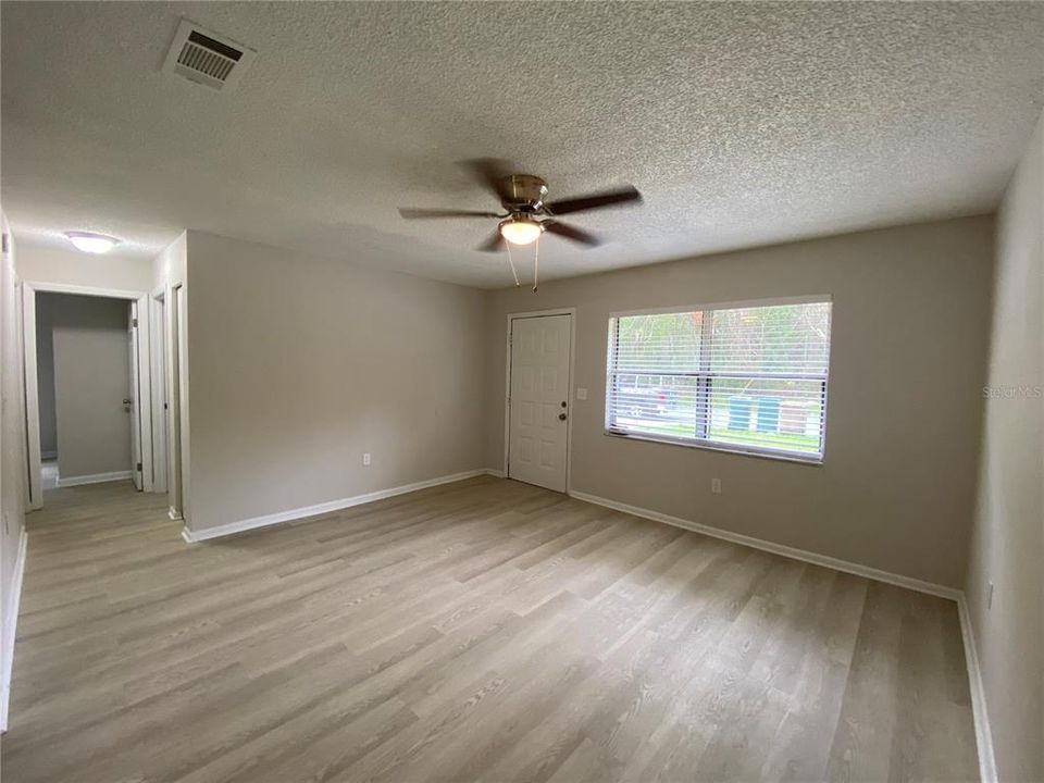 For Rent: $1,300 (2 beds, 1 baths, 787 Square Feet)