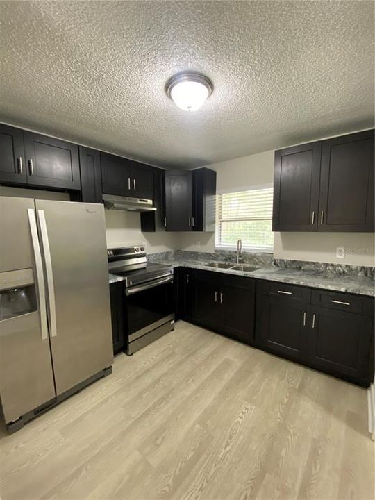 For Rent: $1,300 (2 beds, 1 baths, 787 Square Feet)