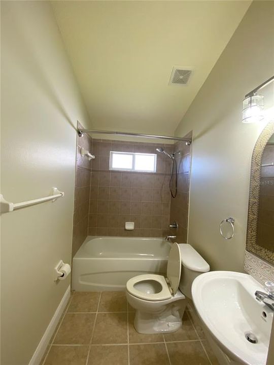 合同活跃: $2,650 (3 贝兹, 2 浴室, 2066 平方英尺)