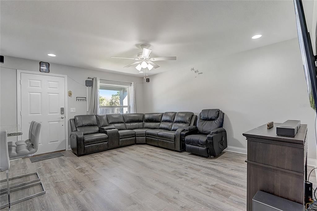 For Sale: $319,990 (3 beds, 2 baths, 1196 Square Feet)