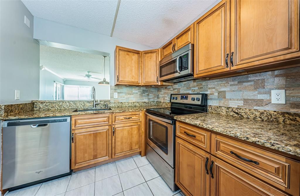 For Sale: $164,000 (1 beds, 1 baths, 682 Square Feet)