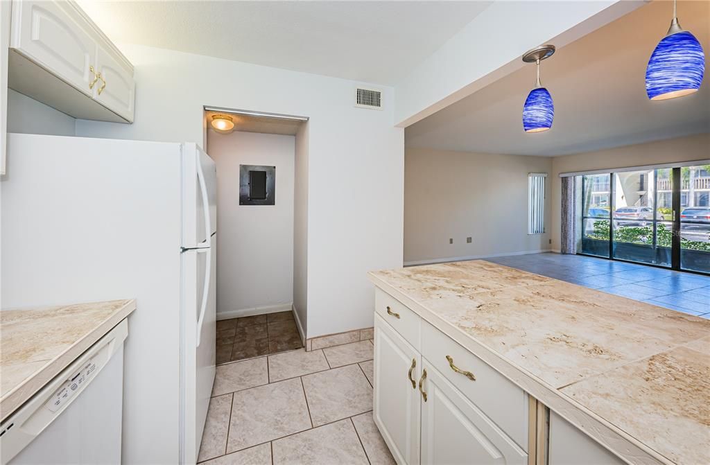 For Sale: $159,000 (1 beds, 1 baths, 763 Square Feet)