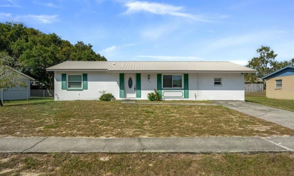 Recently Sold: $215,000 (3 beds, 2 baths, 1147 Square Feet)