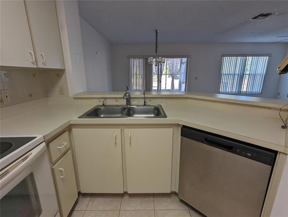 Active With Contract: $170,000 (2 beds, 2 baths, 1036 Square Feet)