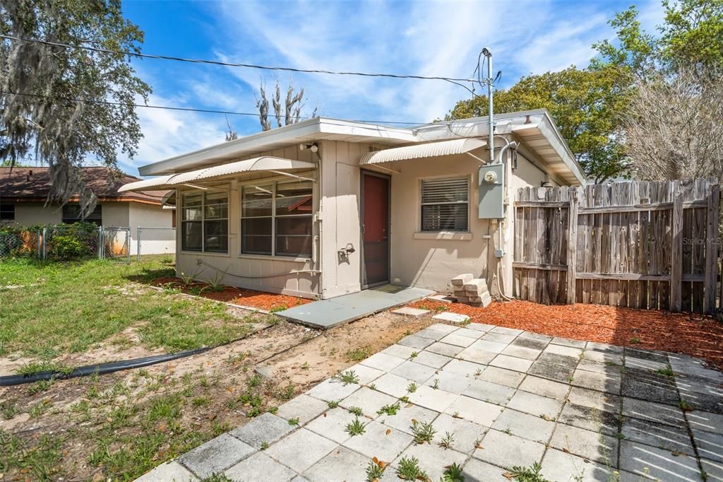 For Sale: $259,000 (2 beds, 1 baths, 832 Square Feet)