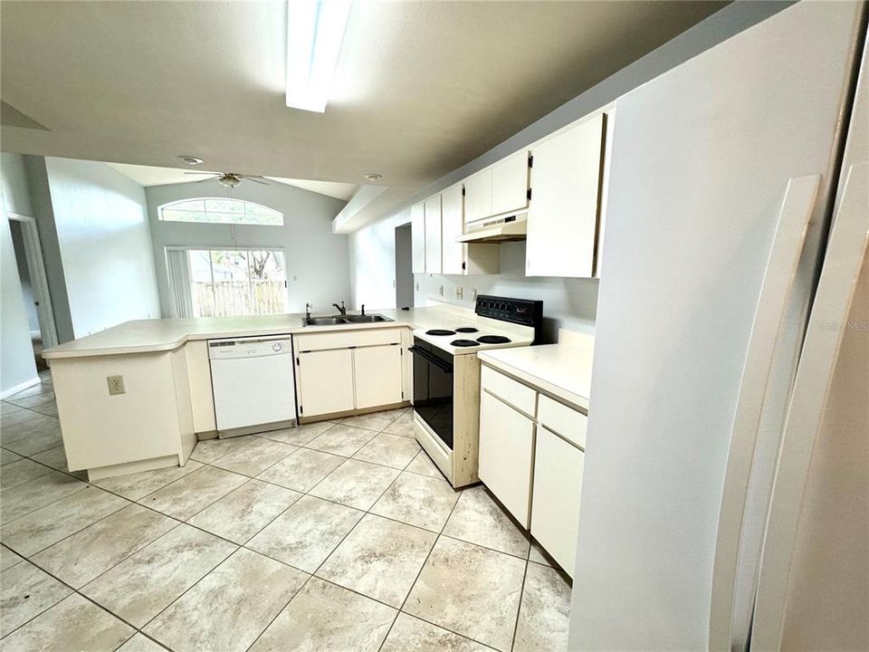 For Rent: $2,295 (3 beds, 2 baths, 2044 Square Feet)