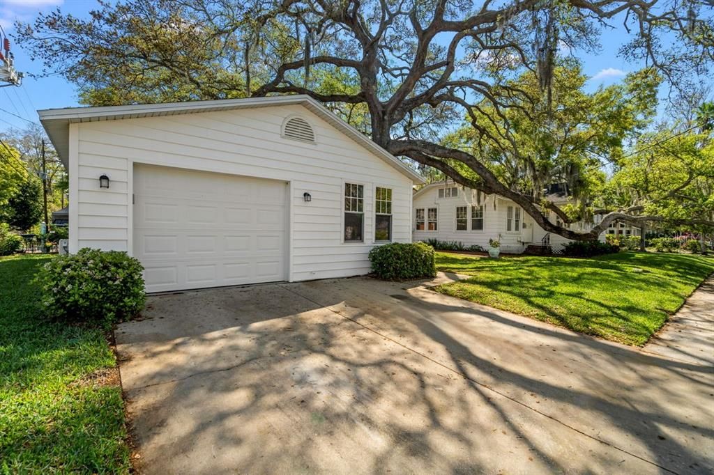 Garage / Apartment