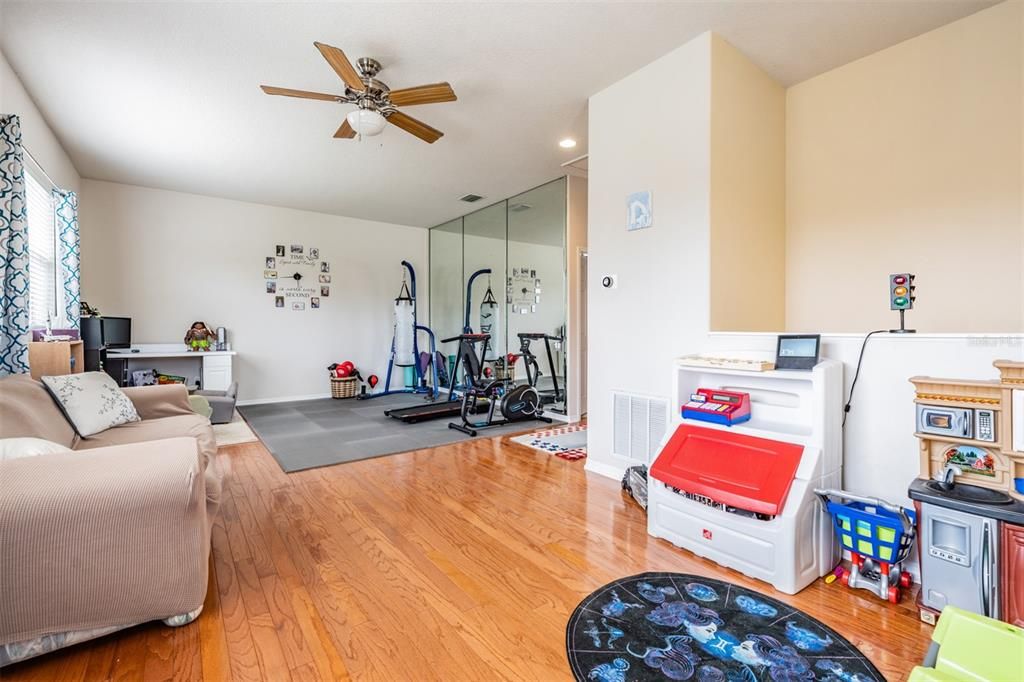 UPSTAIRS BONUS room