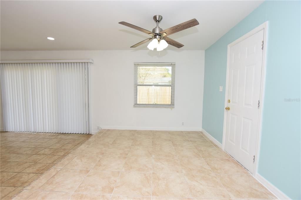 Active With Contract: $1,895 (3 beds, 2 baths, 1384 Square Feet)