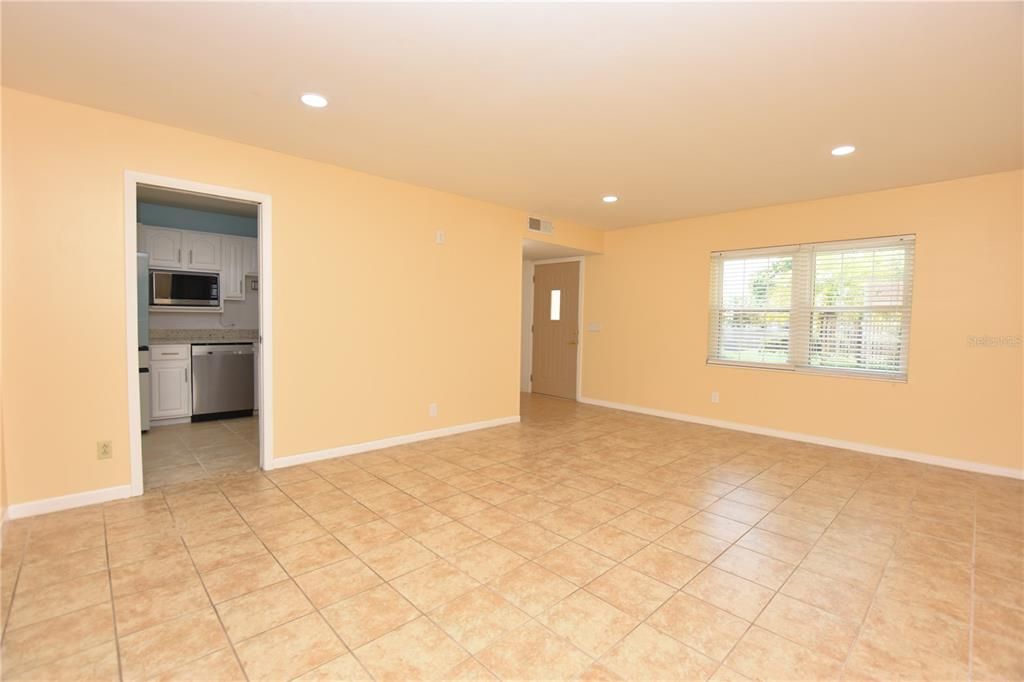 Active With Contract: $1,895 (3 beds, 2 baths, 1384 Square Feet)