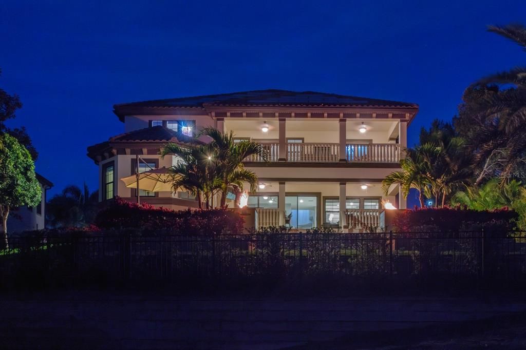 Recently Sold: $1,799,900 (5 beds, 4 baths, 4528 Square Feet)