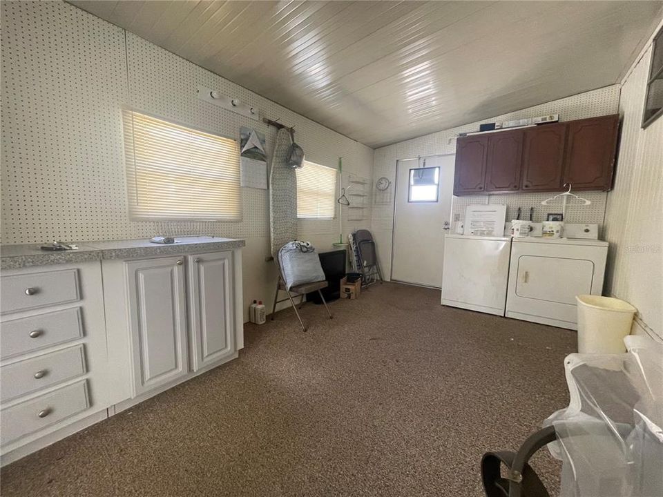 For Sale: $85,000 (2 beds, 1 baths, 696 Square Feet)