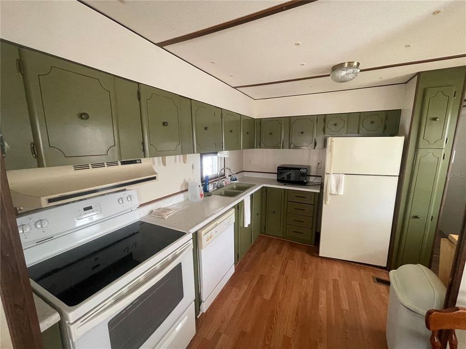 For Sale: $85,000 (2 beds, 1 baths, 696 Square Feet)